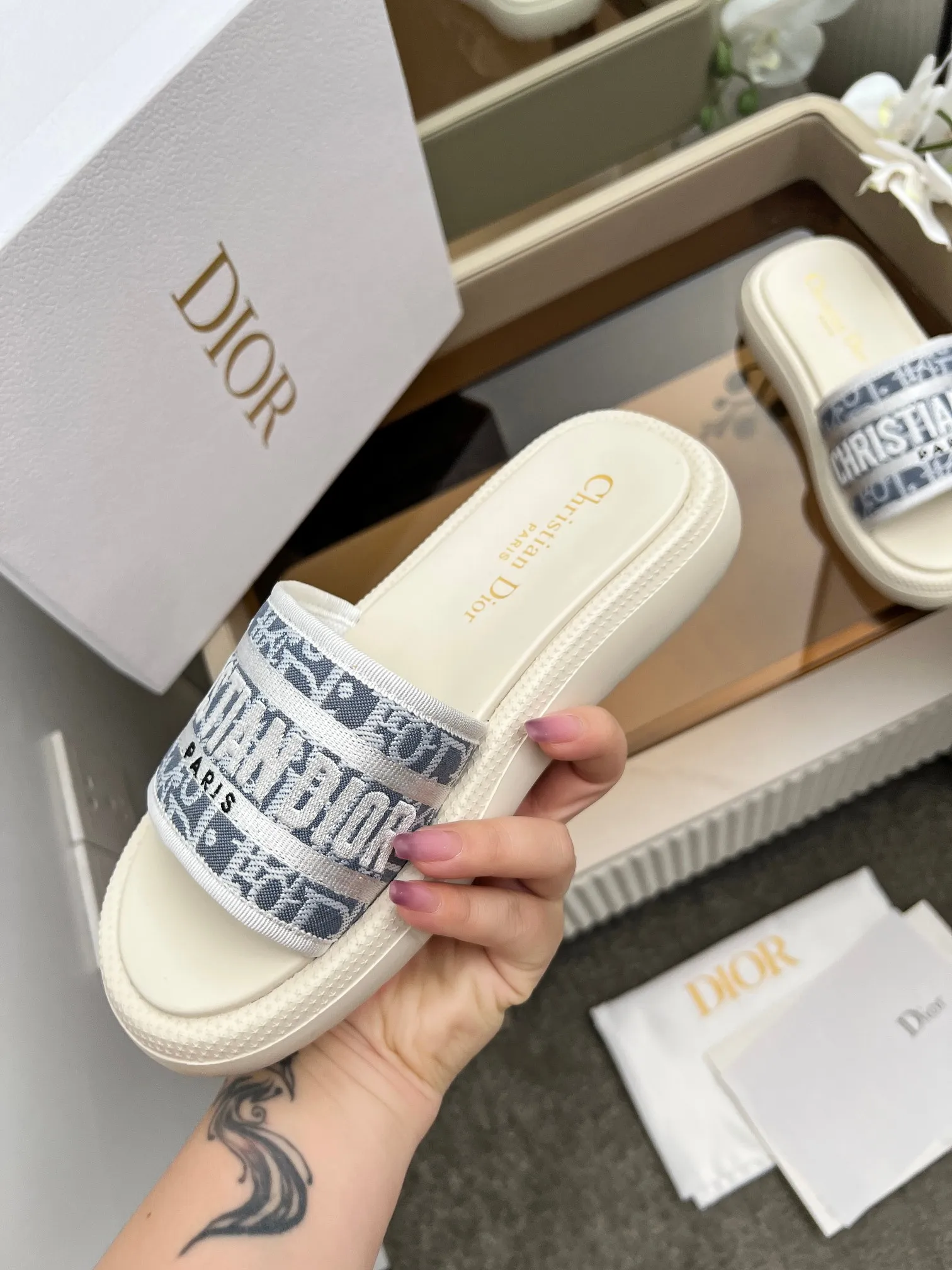 👟👟Ex-factory price 420👟👟 Dior high version slippers, 👏👏2025 new classic model 🔥Purchasing level qualityHigh-end thick-soled slippers in foreign countersHigh version with rust style💋———————————— Upper➕Inner: Original customized special electric embroidery material, Sole: Original mold 1.1 (lightweight) Bottom thickness: heel 5cm, forefoot 3cm, size 35-40 (with full set of packaging, cloth bag handbag, card instructions). You are welcome to place an order in advance, first come first served. Win-win cooperation.
